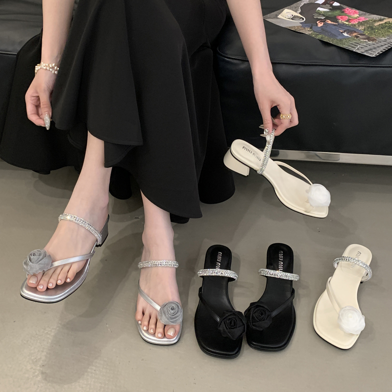 法式粗跟凉拖鞋女款2025新款夏季外穿配裙子花朵套趾罗马沙滩凉鞋