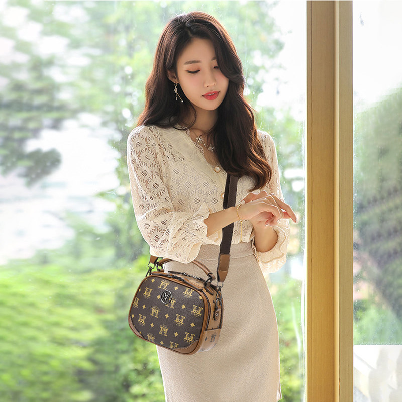 今年流行高级感包包2023新款百搭斜挎包女包2022大容量爆款小包