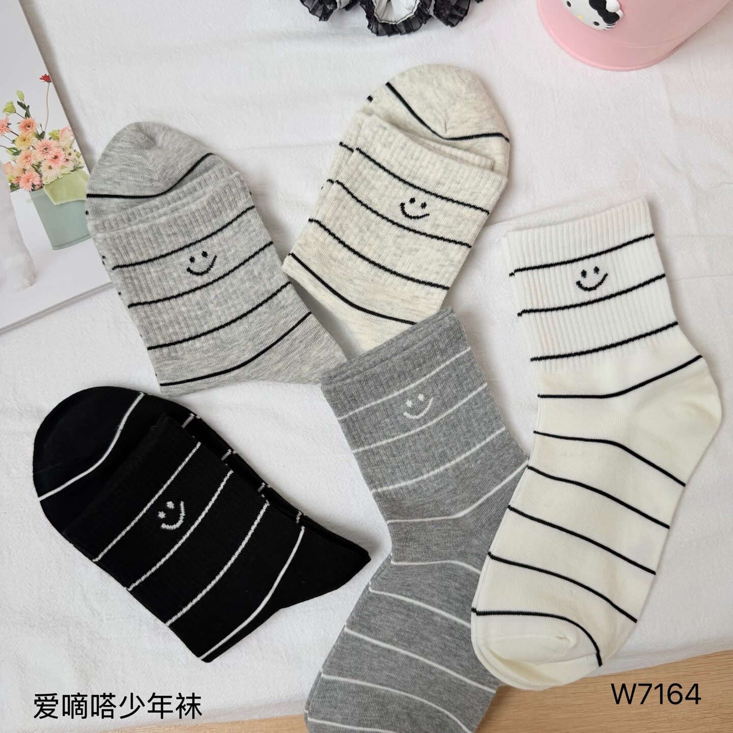 爱嘀嗒青少年袜子女大童秋冬季精梳棉韩版黑白灰条纹笑脸中筒潮袜