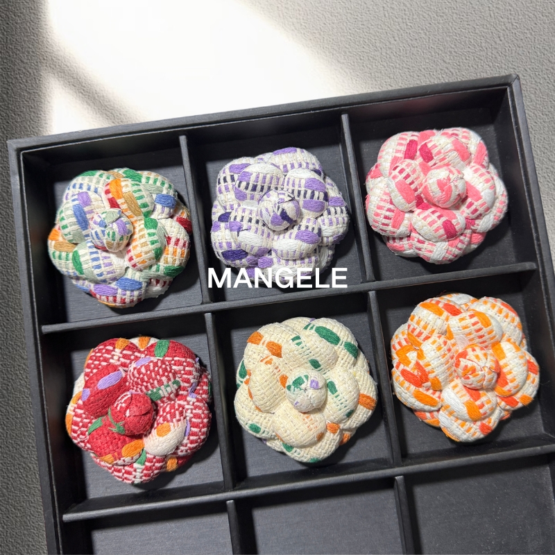 霓虹灯款山茶花胸针小香风