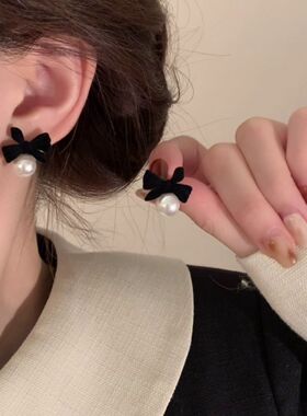 秋冬珍珠黑色丝绒蝴蝶结耳钉新款流行潮耳饰女小众设计感高级耳环
