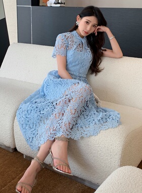 夏装女2026年新款蓝色水溶蕾丝歪领短袖气质长裙高端新中式连衣裙