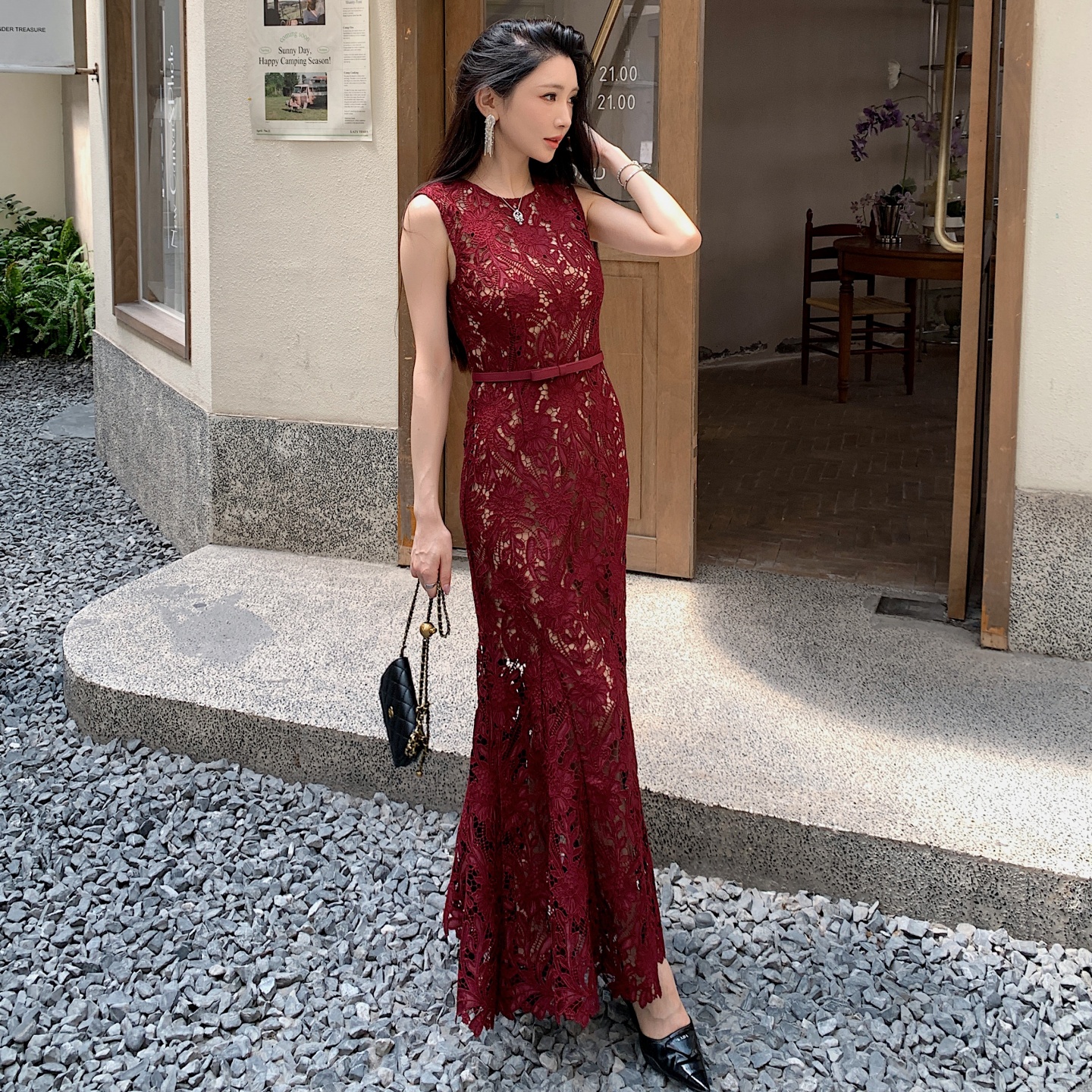 酒红色激光镂空绣花圆领连衣裙
