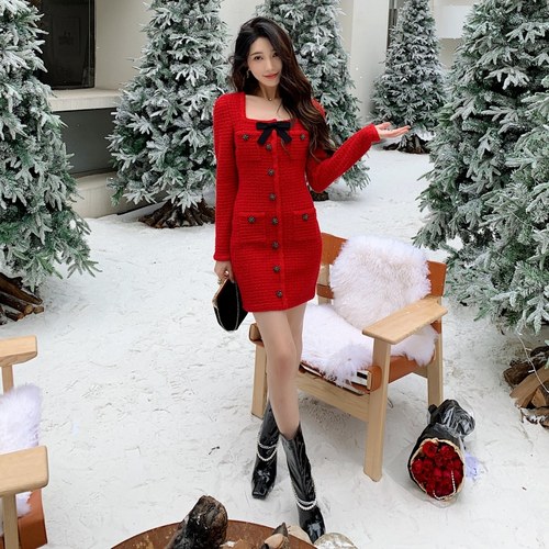 红色小香风方领修身针织连衣裙