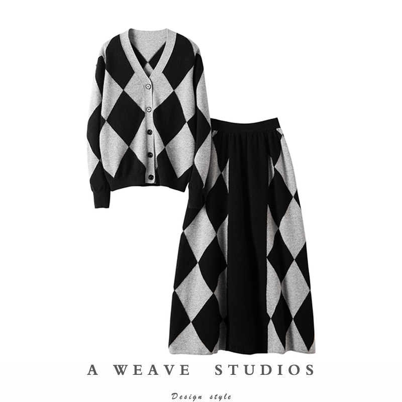 瞬间惊艳~满屏的气质！菱格提花V领羊绒开衫半身伞裙羊绒套装女