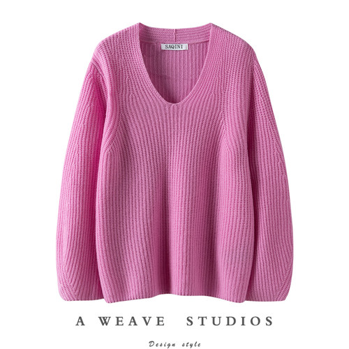 玫粉色V领阔袖粗针羊绒毛衣女