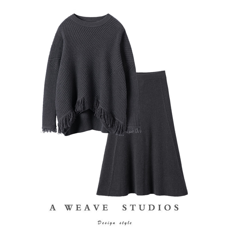 深灰色毛边下摆坑条毛衣