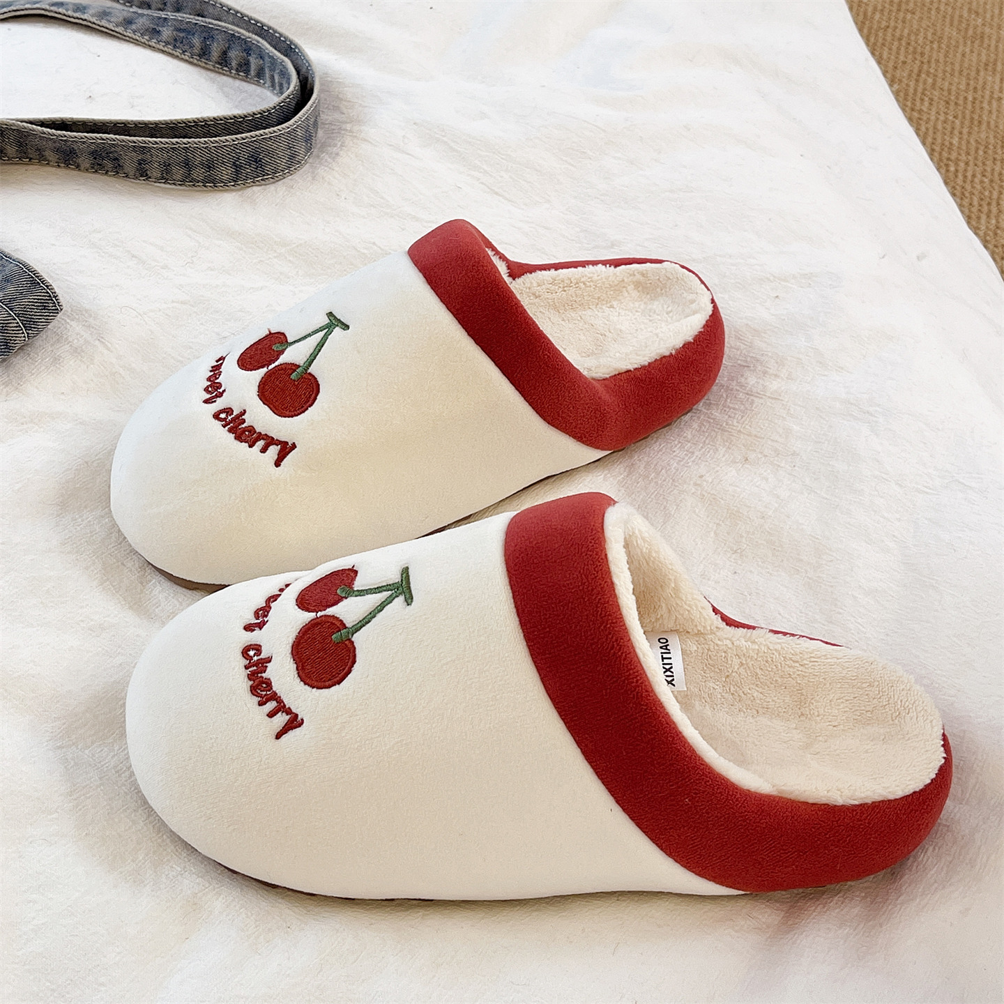 俏绘可爱樱桃刺绣保暖毛毛拖鞋