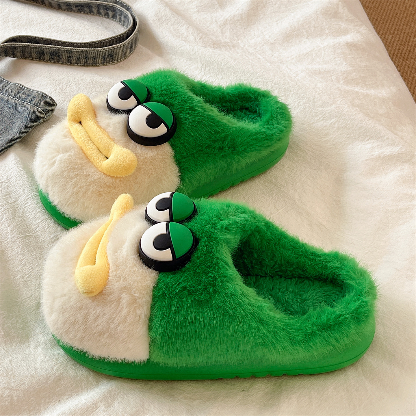 俏绘可爱虫小绿厚底加绒毛毛鞋