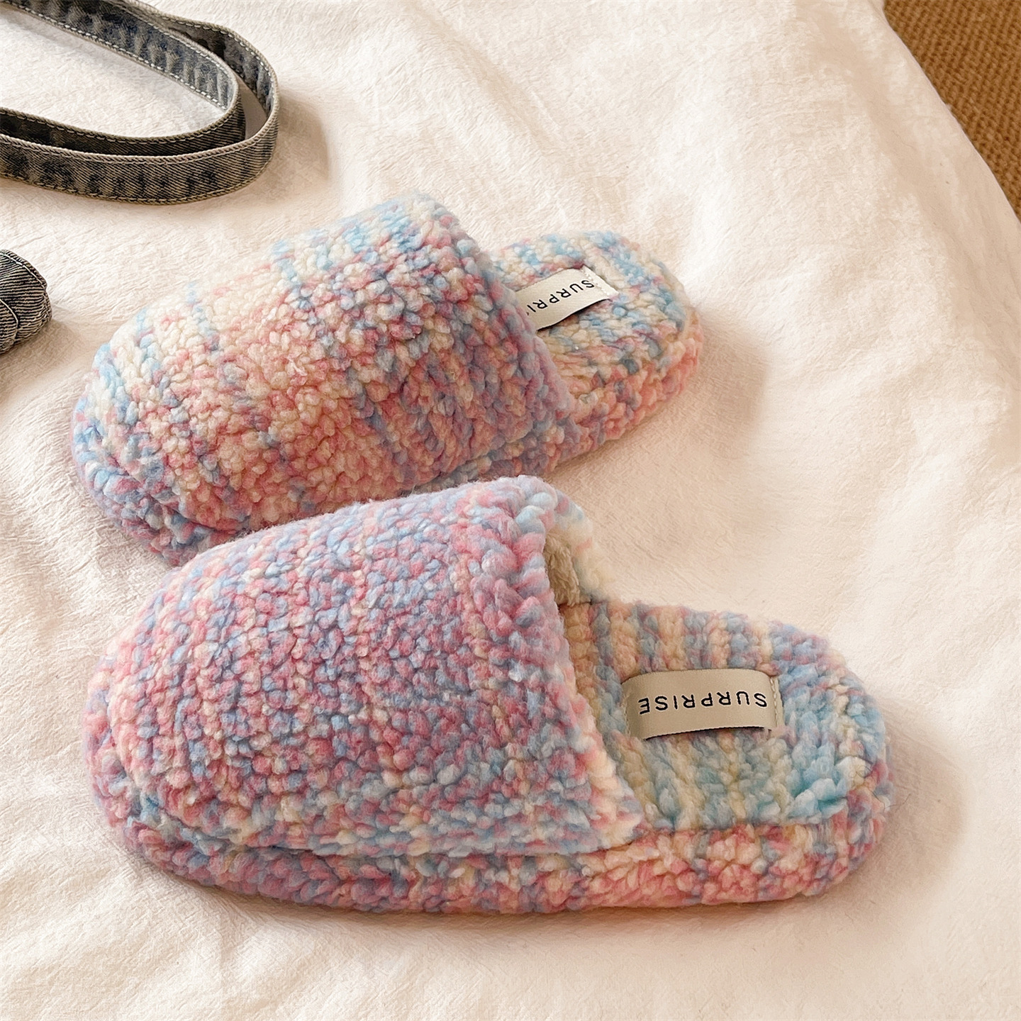 俏绘时尚彩虹撞色保暖毛毛拖鞋