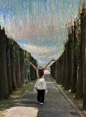 户外打卡风动艺术镭射天幕节日氛围布置蓝色海洋吊顶天空海雨丝帘