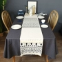 Bắc Âu ins gió morocco bảng cờ đơn giản hiện đại bàn cà phê vải màu đen và trắng hình học tua bảng cờ giường đuôi cờ - Khăn trải bàn thảm trải bàn ăn