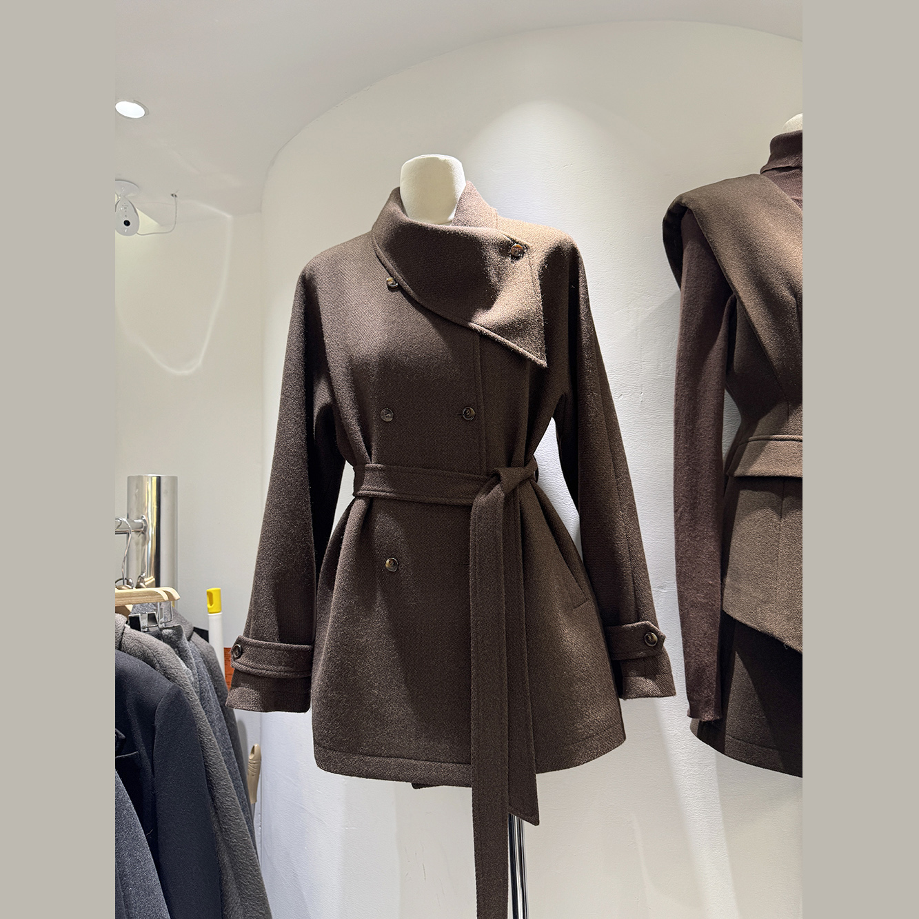 不规则领系带呢子大衣