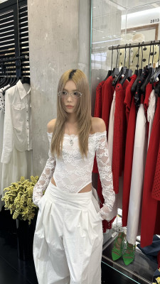 AIMI正版2026春夏新款韩版洋气时尚百搭一字肩纯欲辣妹蕾丝小衫女