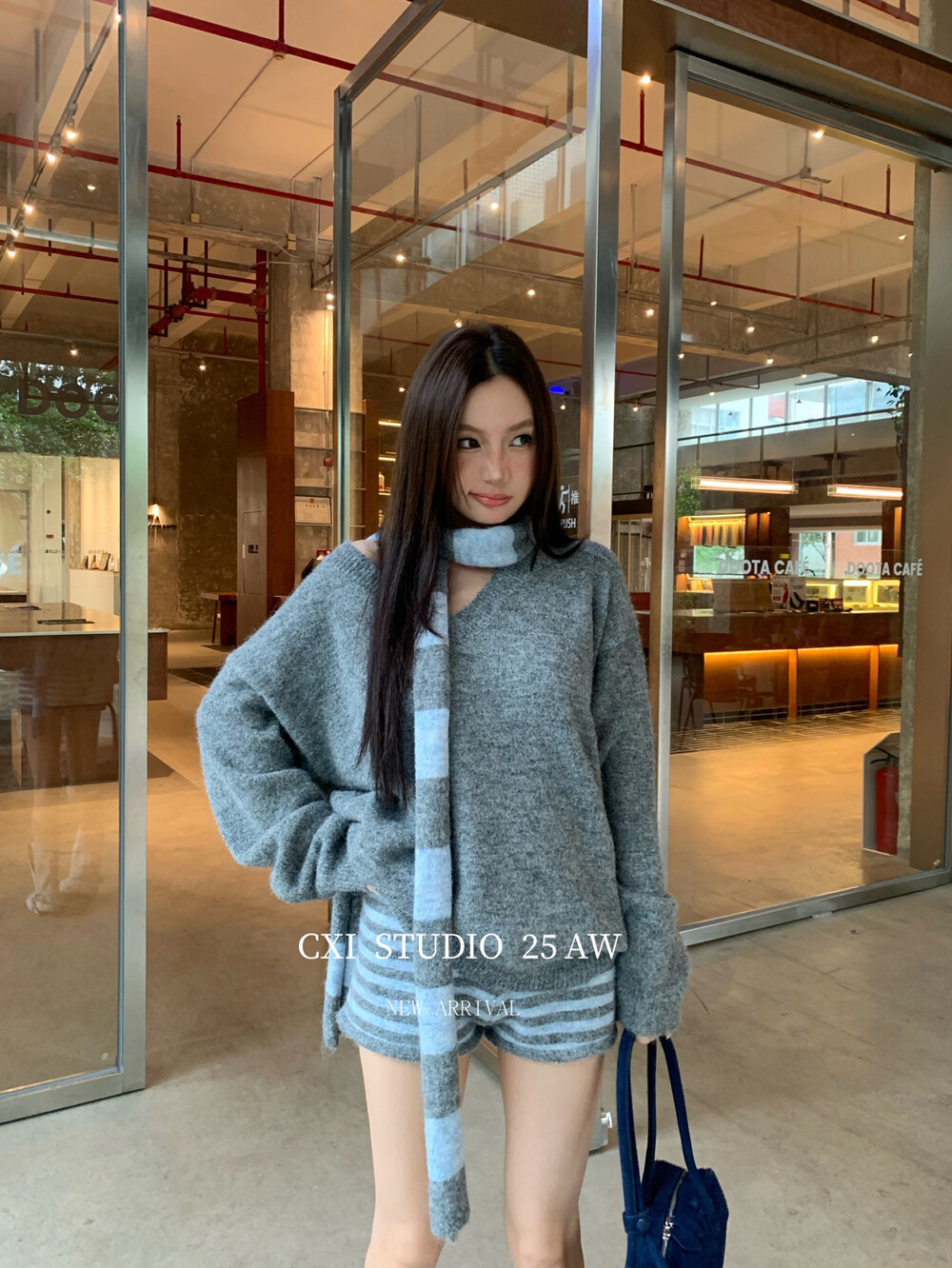 十三行正品2025冬季新款韩系时尚V领纯色针织衫+短裤套装(配围脖)