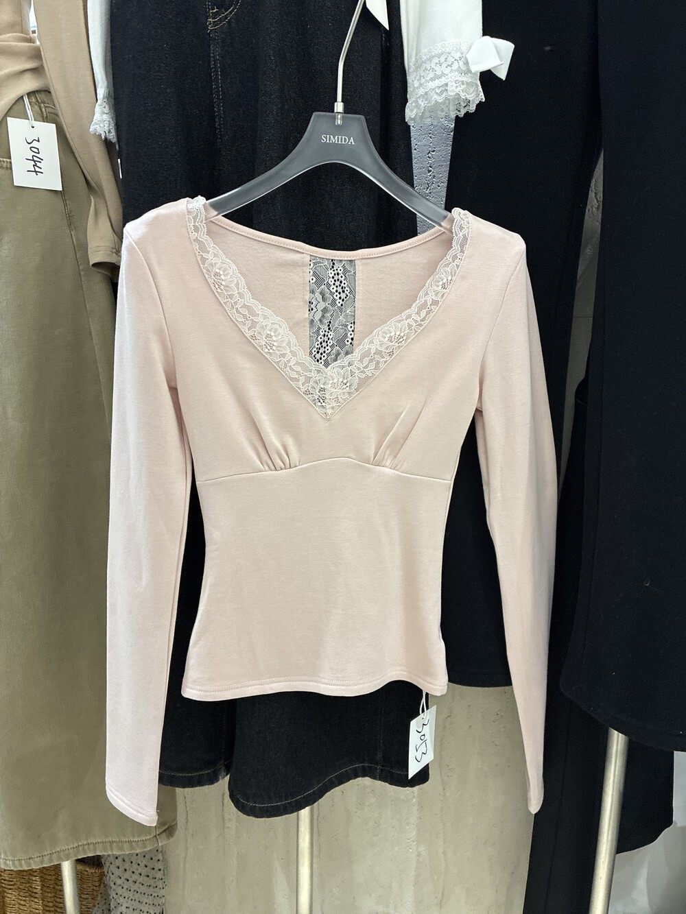 Simida正版2025冬季新款韩版洋气百搭ins纯欲蕾丝边V领磨毛打底衫