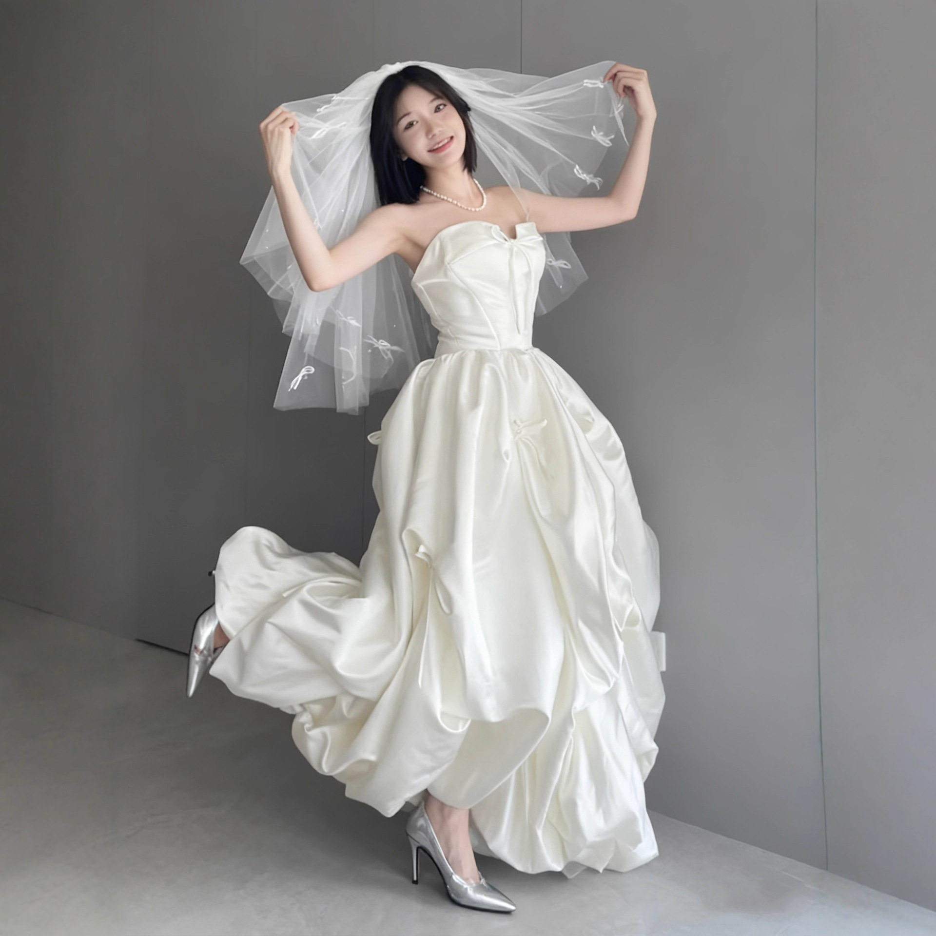高级定制日本原宿风俏皮千金甜美抹胸简约小众齐地缎面轻婚纱亿红