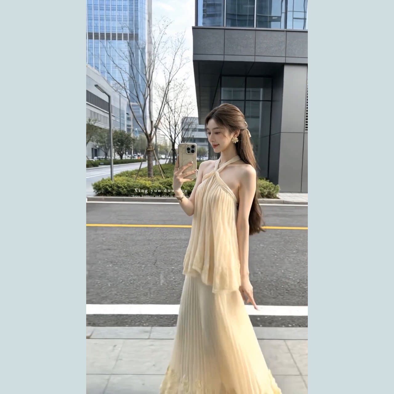 温柔系浪漫早春套装女洋气挂脖上衣巨好看的两件套春装新款半身裙