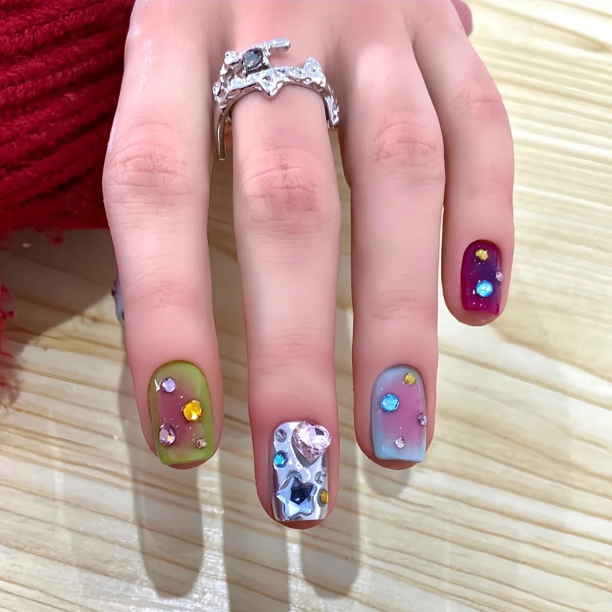 快乐星球|纯手工穿戴甲夏季彩色贴钻学生甜酷可爱美甲2025新款