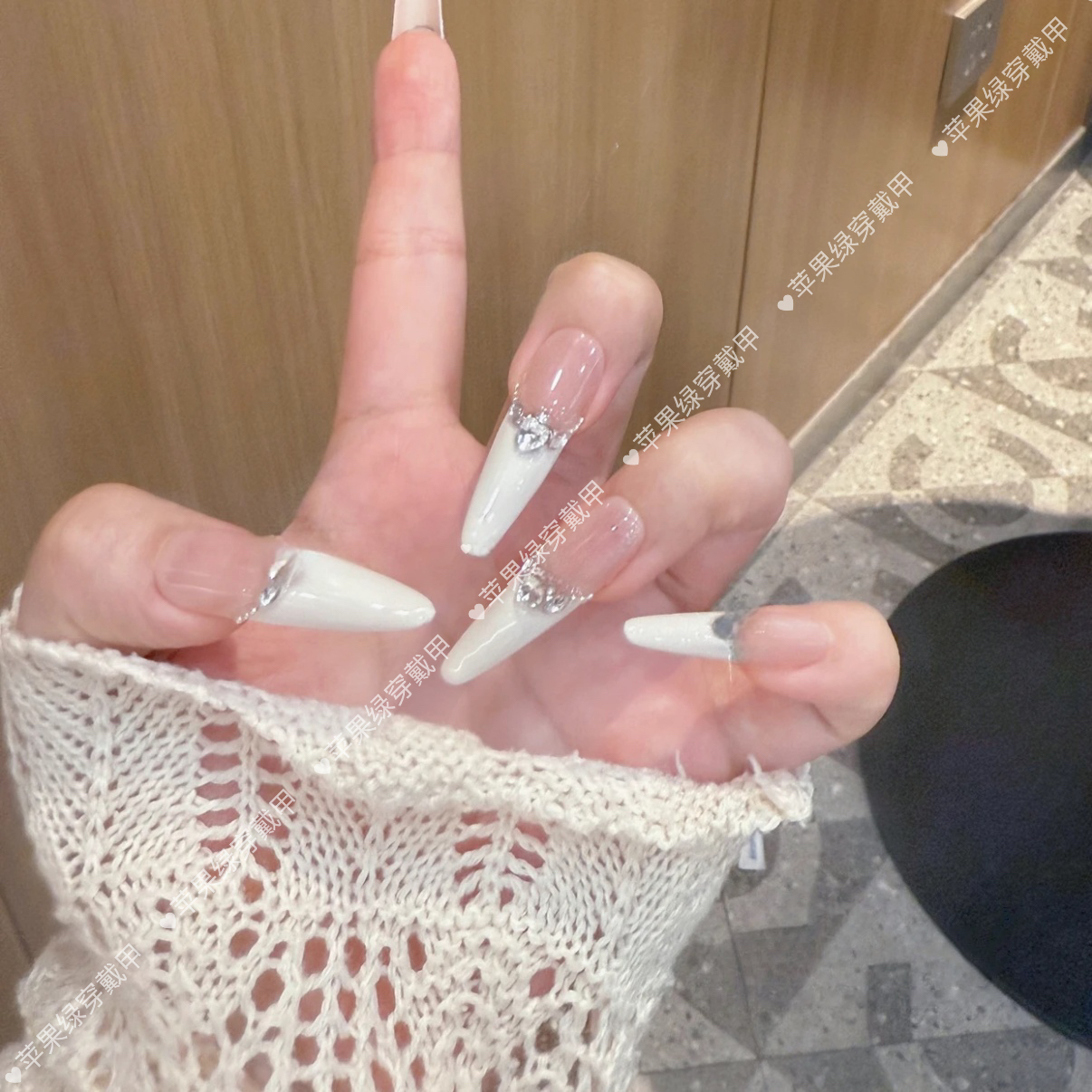 高级感温柔乳白法式美甲爆闪碎钻链条轻奢芭蕾风气质纯手工穿戴甲