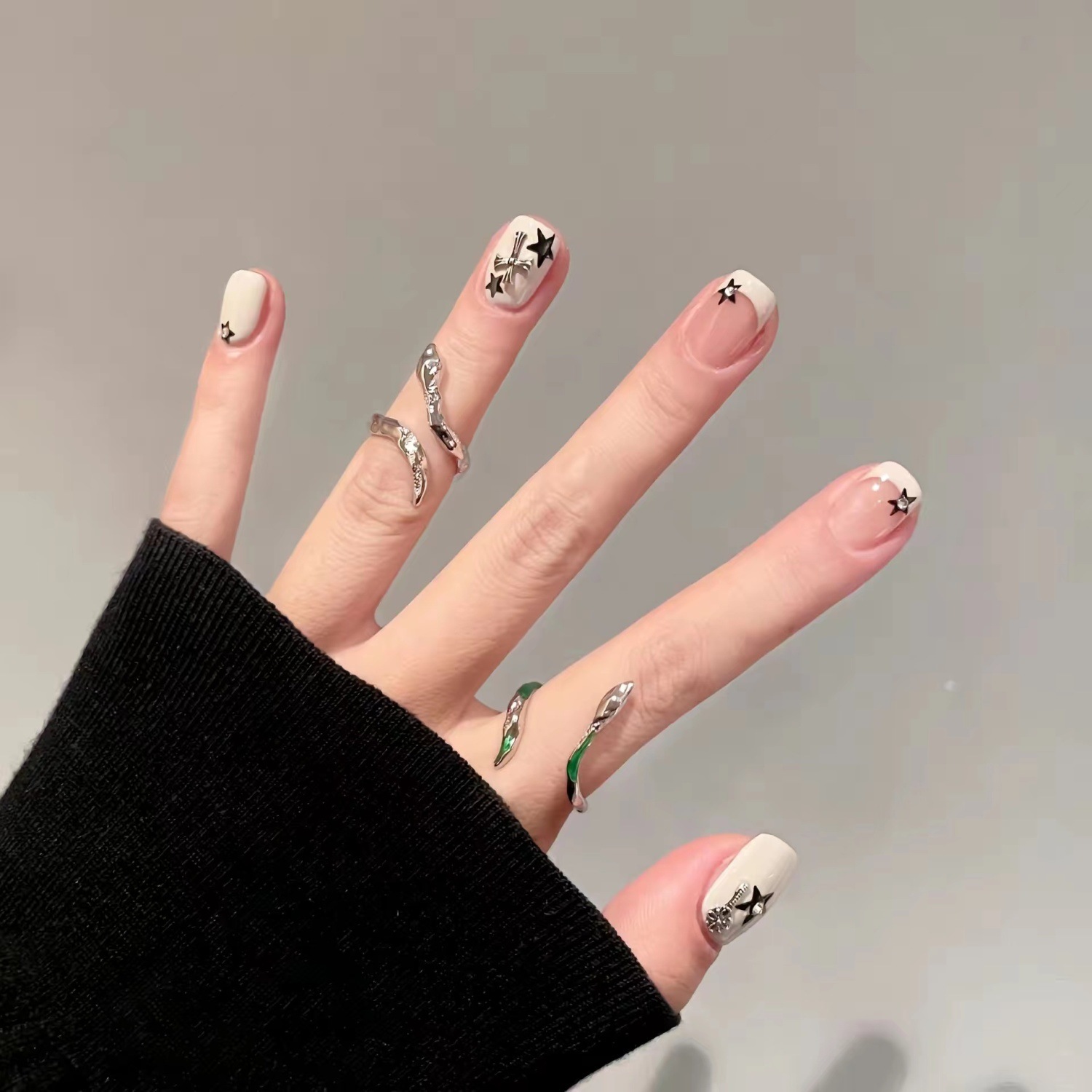 【白色星云】甜酷新款纯手工穿戴甲短款显白美甲贴片假指甲克罗心