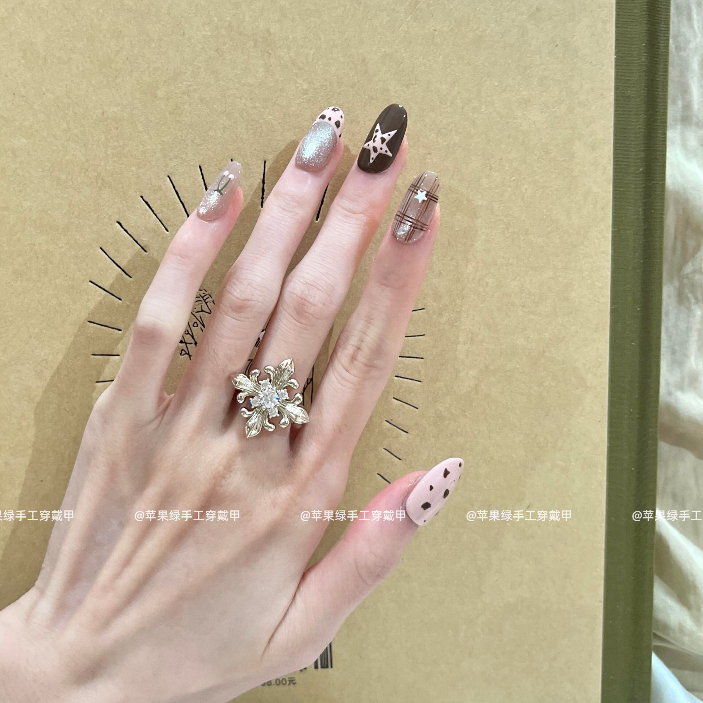 曲奇奶昔｜秋冬爆闪猫眼粉棕手绘星星豹纹法式显白短款手工穿戴甲