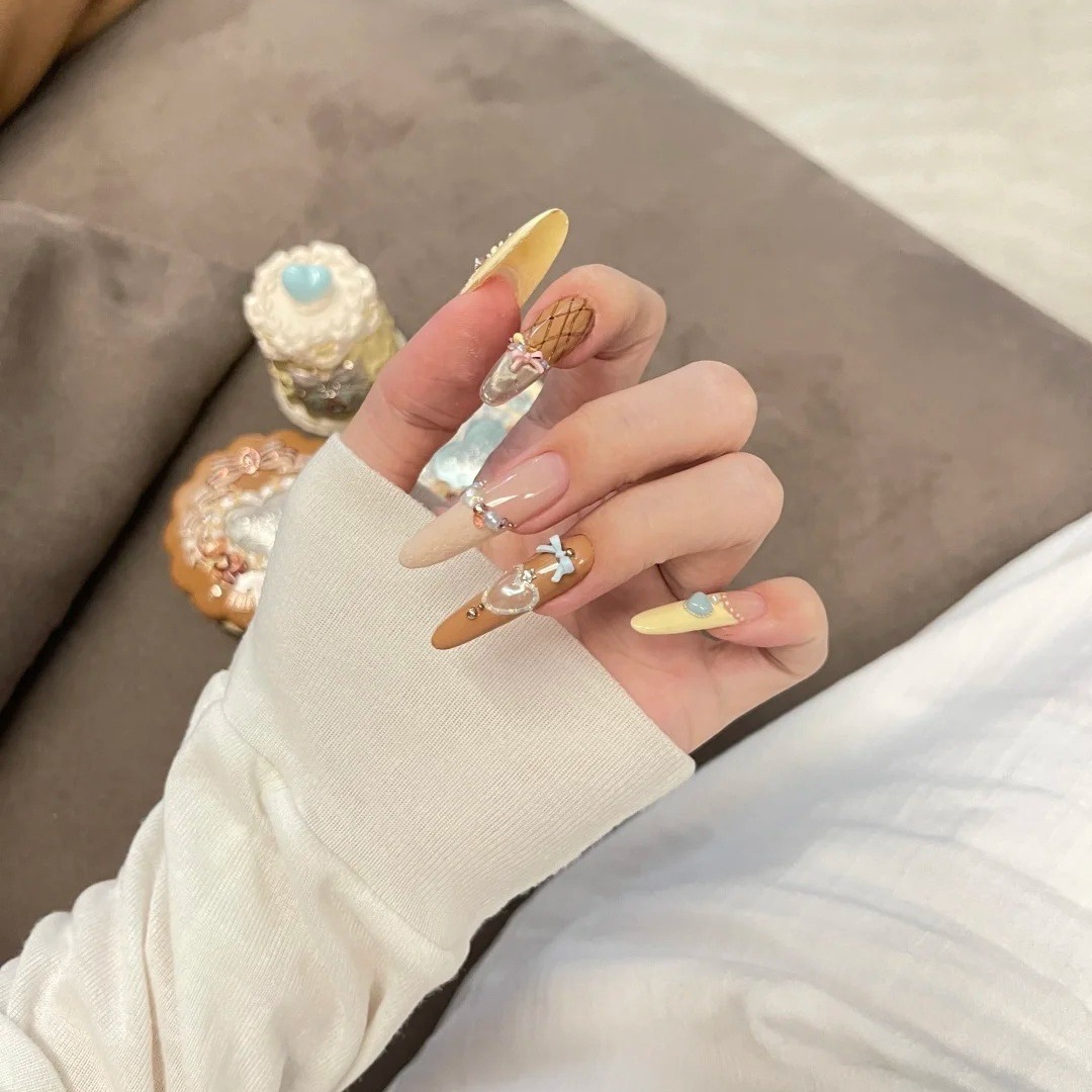 纯手工穿戴甲焦糖蝴蝶结爱心格纹小熊堆钻猫眼纯欲甜美风可爱美甲