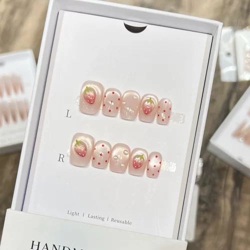 2025新款日常短款可爱穿戴甲纯手工手绘猫眼法式草莓波波美甲甲片