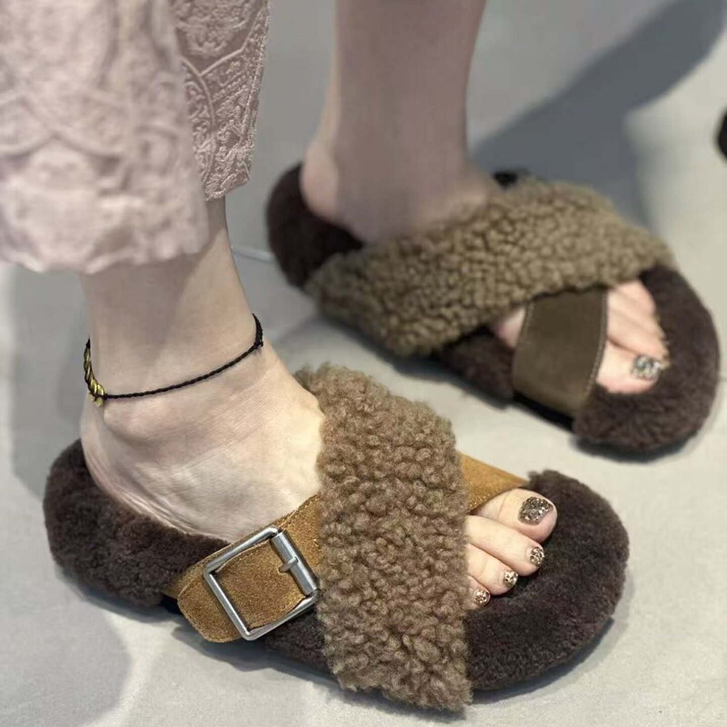 韩版毛毛拖鞋女2026秋季外穿羊毛交叉皮带扣厚底软底懒人鞋拖图片