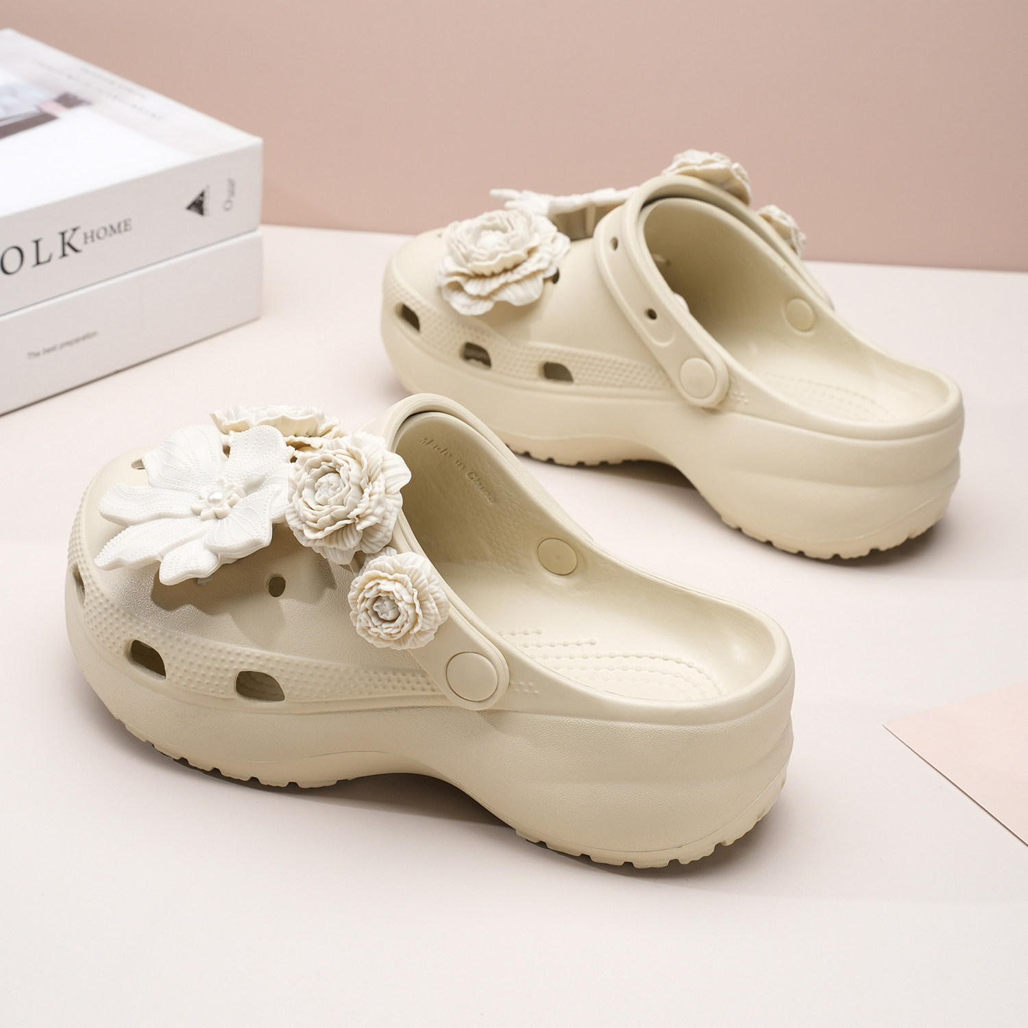 云朵洞洞鞋女款2026夏季新款踩屎感防滑沙滩厚底增高软底女孩凉鞋