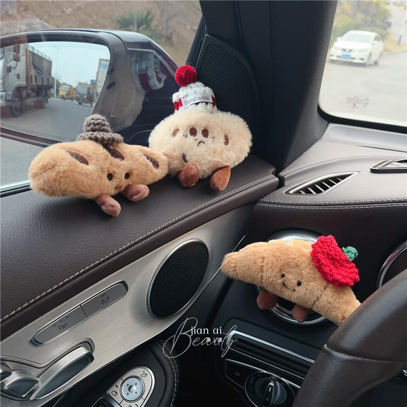 车载空调出风口香薰装饰摆件毛绒牛角包法棍面包香水高级车内饰品