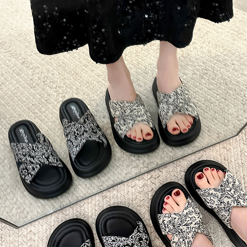 品牌踩屎感拖鞋女夏外穿2025新款厚底配裙子时尚海边沙滩罗马凉拖