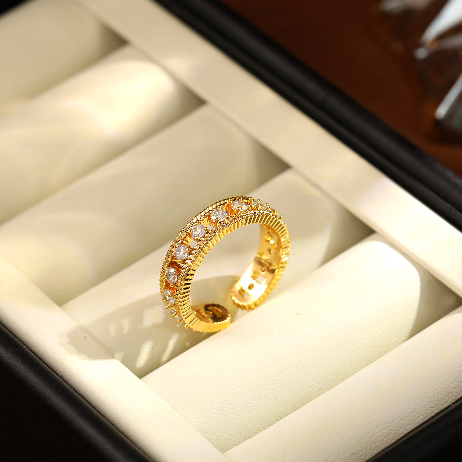 轻奢复古风蕾丝纹镶钻戒指镀18K