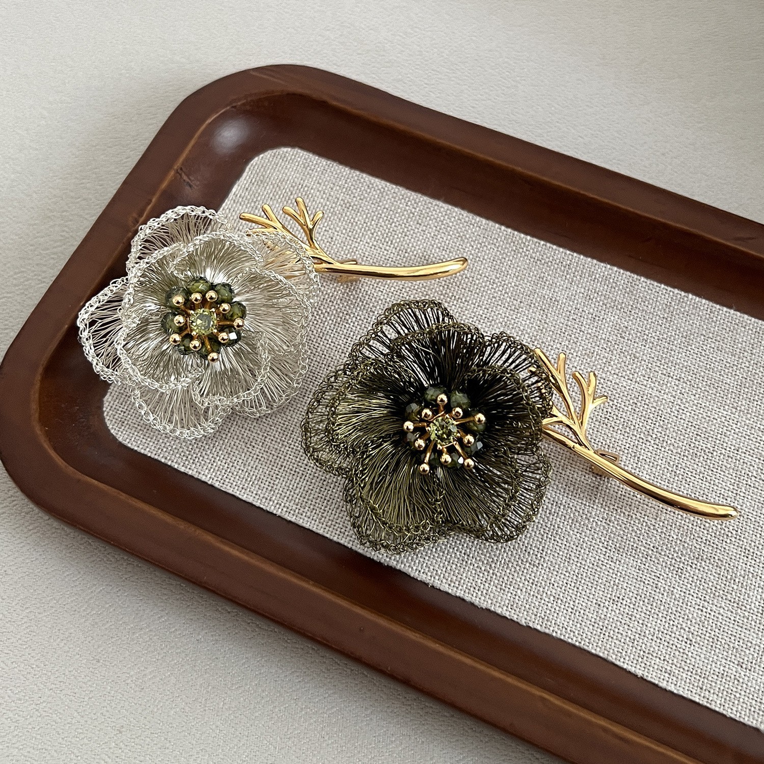 复古手工编织铜丝花朵胸针高级感