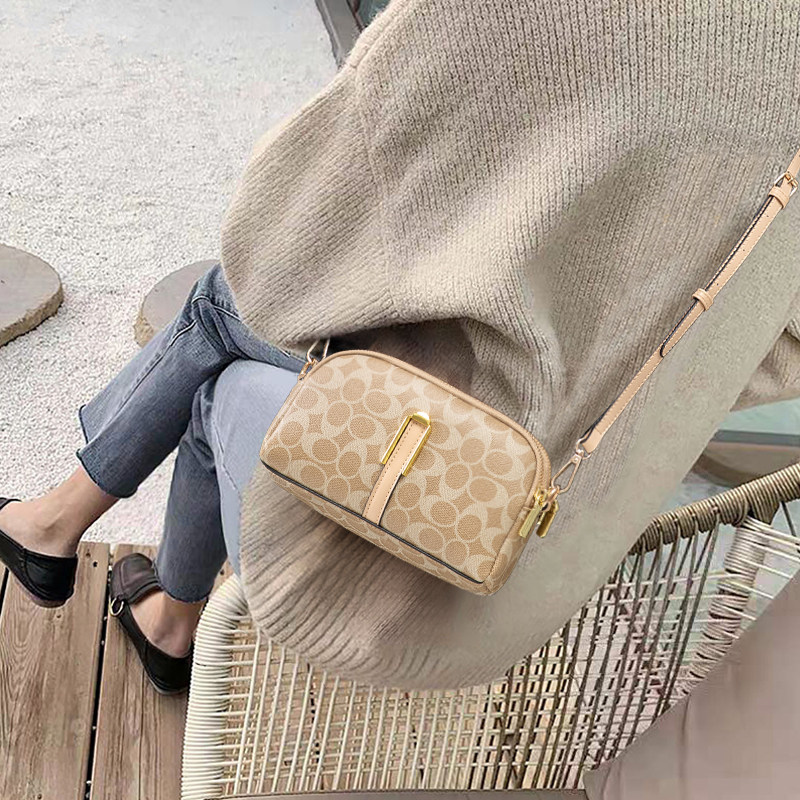 小包包女斜挎包2022新款时尚百搭中老年妈妈手机包轻便多层手拿包