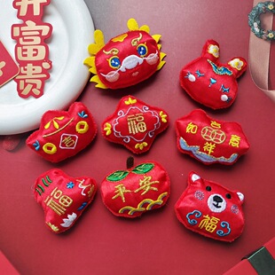新年喜庆玩偶装饰配饰国潮风龙年福袋元宝福娃吉祥锁服饰红色胸针