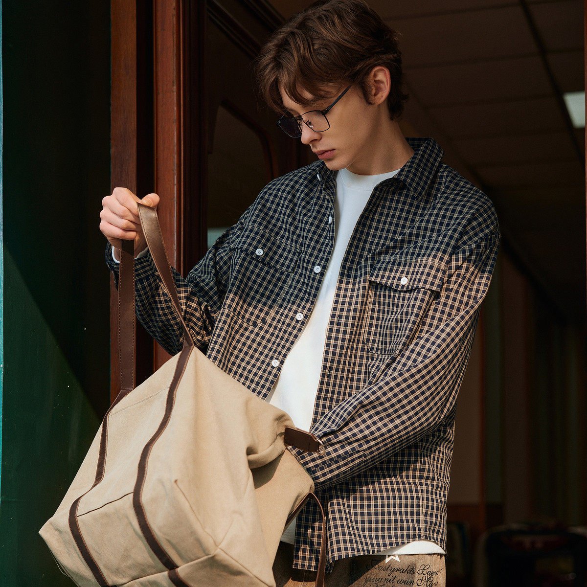 唐狮2026春季新款男翻领长袖衬衫格纹复古风休闲慵懒感通勤风穿搭