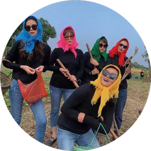 中老年头巾女农村妇女下地干活