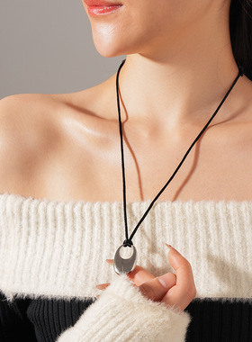 冷淡风喷漆椭圆镂空吊坠项链时尚个性毛衣链小众百搭饰品女高级感