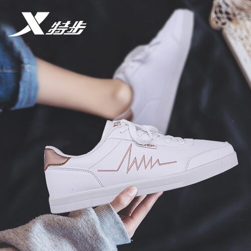 特步冬季新款白色运动鞋