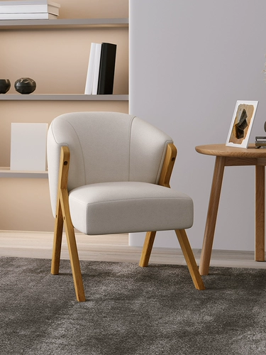 Современный и минималистичный диван, модная лента для домашнего использования, чай с молоком