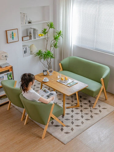 Современный и минималистичный диван, модная лента для домашнего использования, чай с молоком