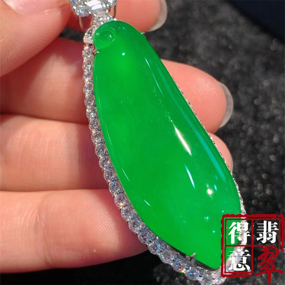 得意珠宝 天然冰种辣绿翡翠福瓜吊坠挂件高冰纯净色绿保真带证书
