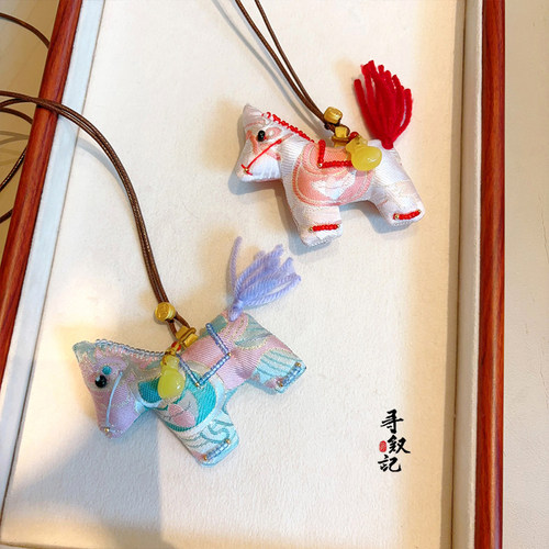 原创新中式非遗宋锦蜀锦真丝马上有钱手工布艺国风小马挂件项链