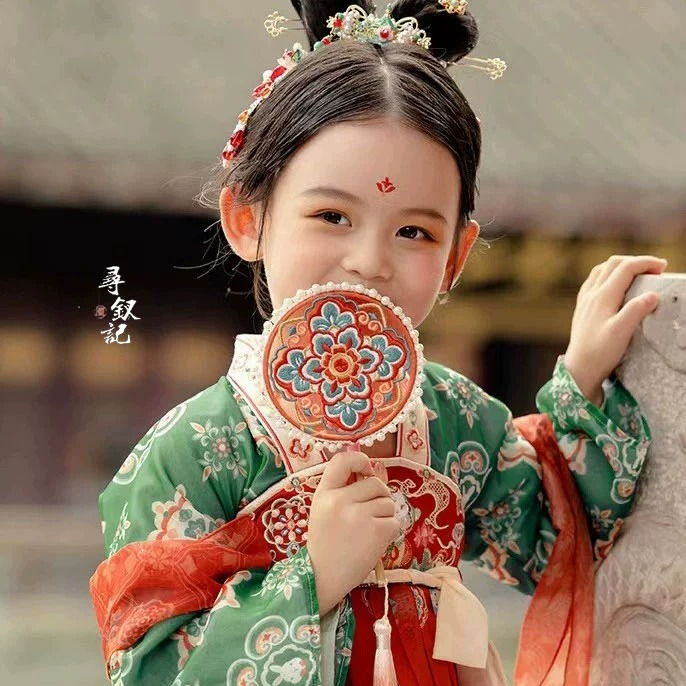 中式国风团扇儿童汉服刺绣掌中扇子小女孩马面裙配饰古风新年宝宝