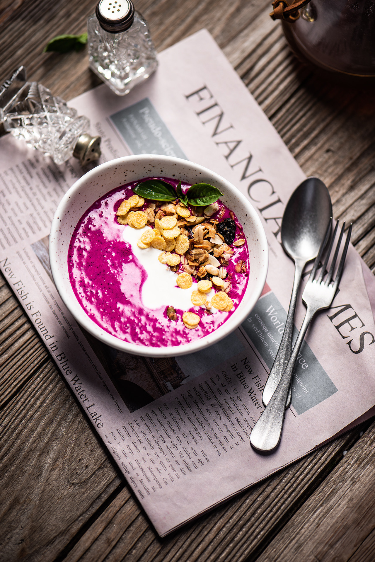 ins网红美食博主复古英文报纸拍照背景美食早餐摄影摆拍道具