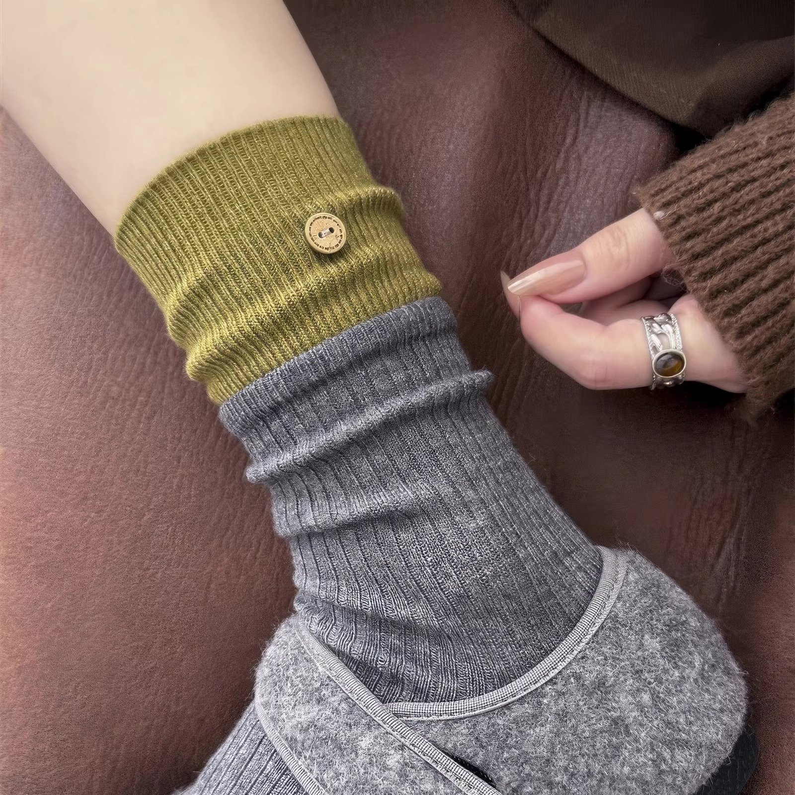 撞色纽扣袜子女中筒袜秋冬款羊绒