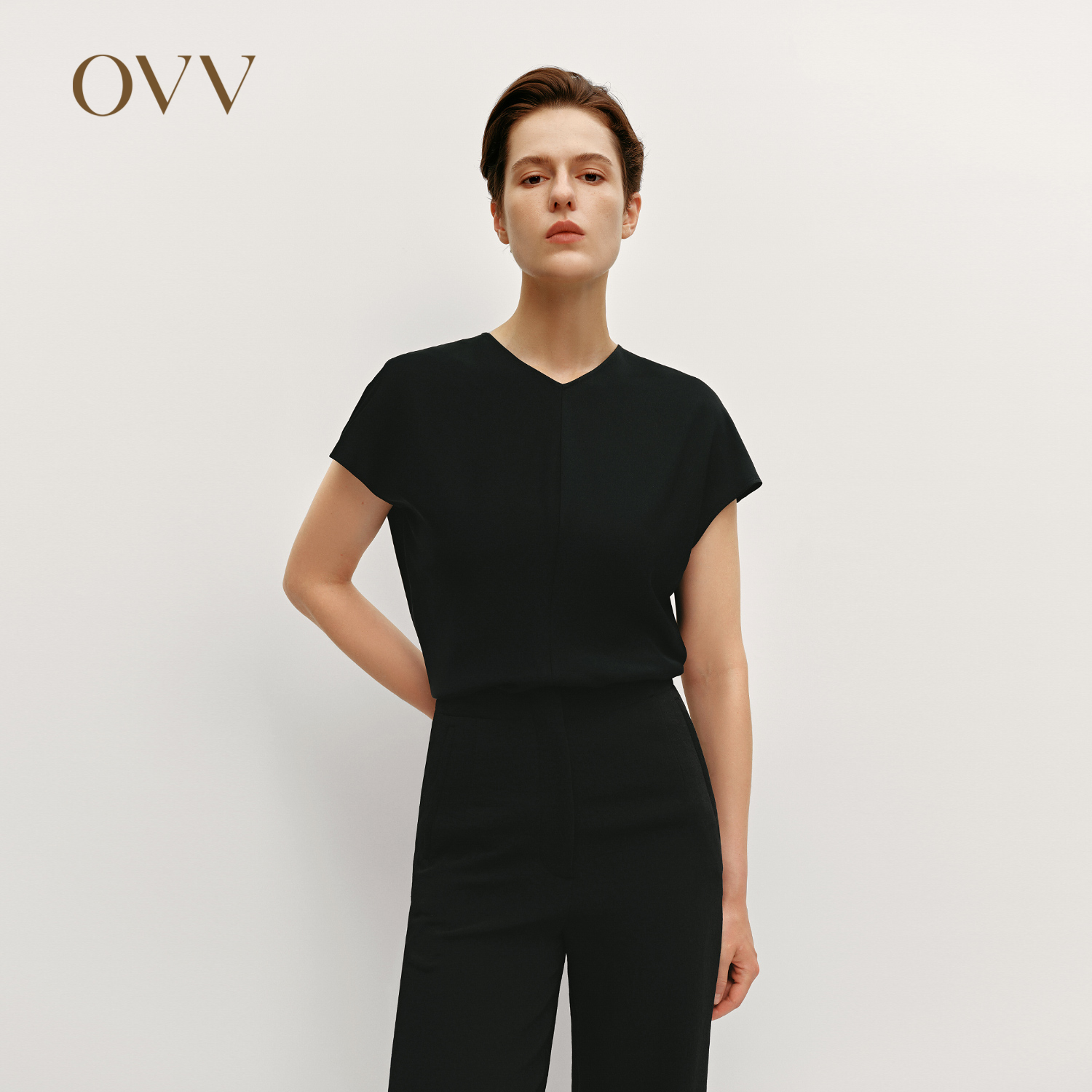 45度斜裁 大气V领 微落肩设计