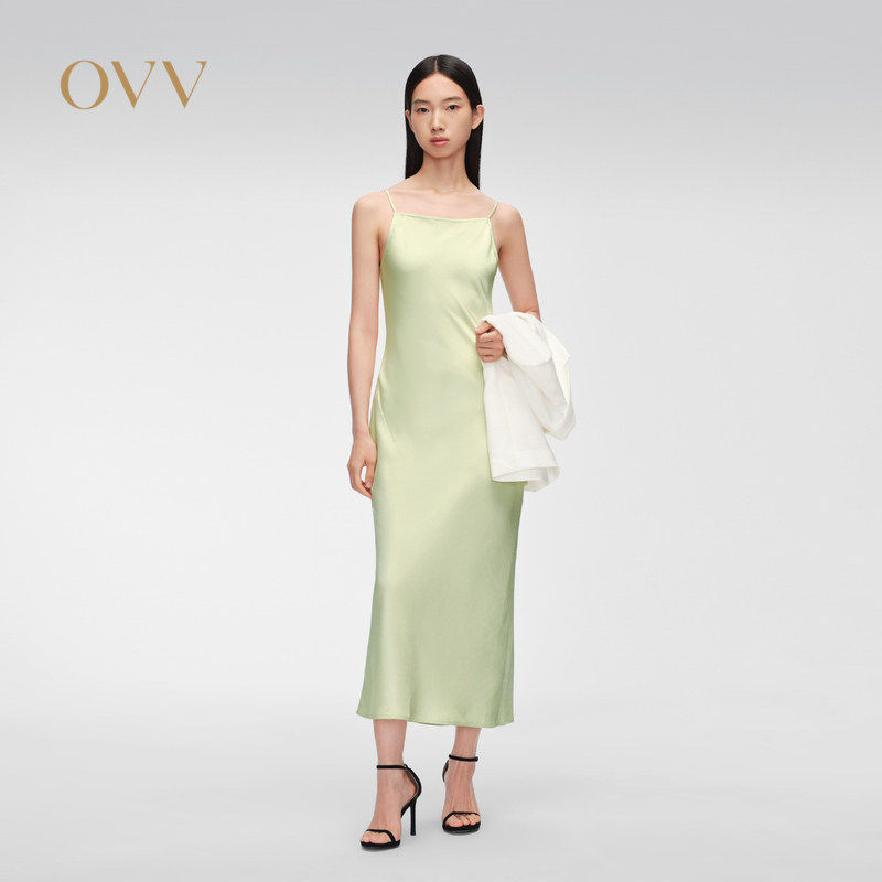 【呼呼专享】OVV春夏新款四季通勤女装经典斜裁吊带小黑裙连衣裙
