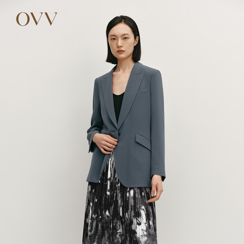 戗驳领型 一粒扣设计 简约优雅